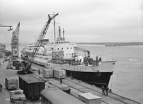 834074 Afbeelding van het laden van gesloten laadkisten op het schip Prinses Beatrix langs de kade te Hoek van Holland.